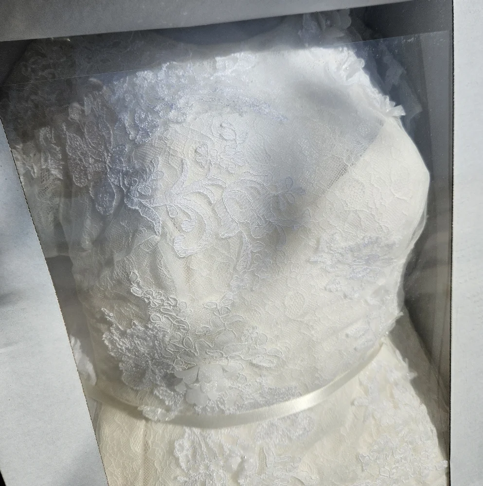 Vera Wang White Lace Wedding Dress Size 12 - Picture 5 of 11